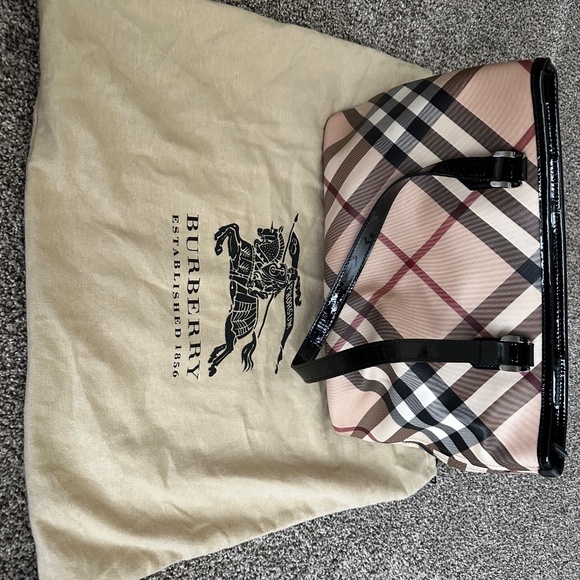 Burberry Stylish Checkered Tote Bag - Black and Tan ID Plate Inside - Picture 4 of 4